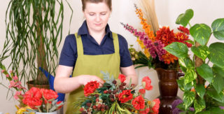 Bloemen plukken en schikken