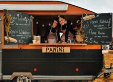 Foodtruckfestival in boomgaard